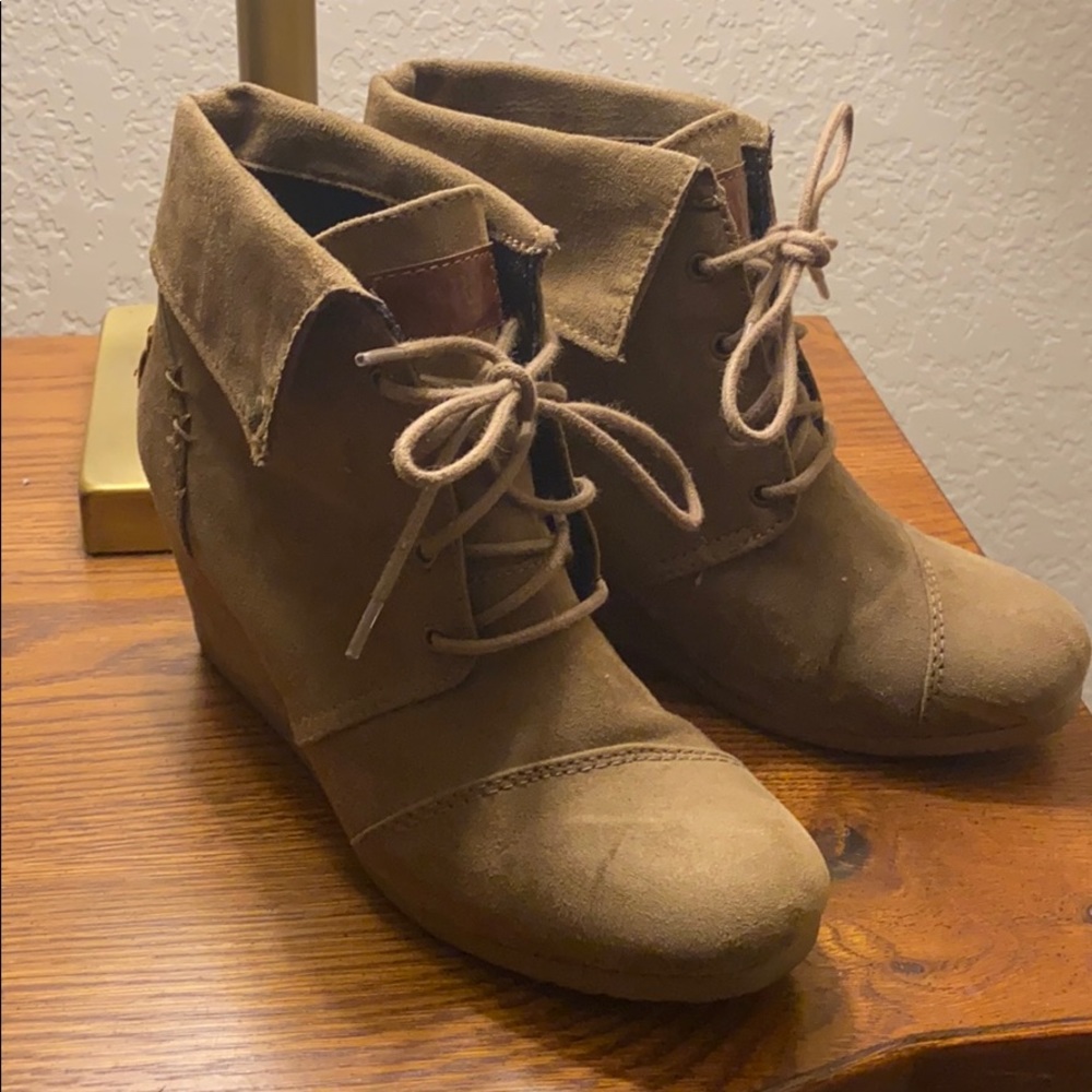 Khaki, suede wedges